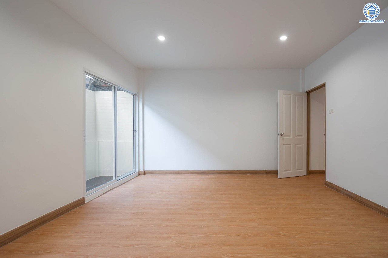 บ้านมือสองตกแต่งใหม่ ม.บัณฑิตโฮม ดอนเมือง เนื้อที่ 22.5 ตร.ว. ฟังก์ชัน 3 ห้องนอน 2 ห้องน้ำ จอดรถได้ 1 คัน บนทำเลศักยภาพ หน้าโครงการติดถนนวิภาวดี ใกล้สนามบินดอนเมือง ฟิวเจอร์พาร์ครังสิต, ม.รังสิต จุดขึ้นทางด่วน "โทลเวย์" และรถไฟฟ้าสายสีแดง "สถานีหลักหก"